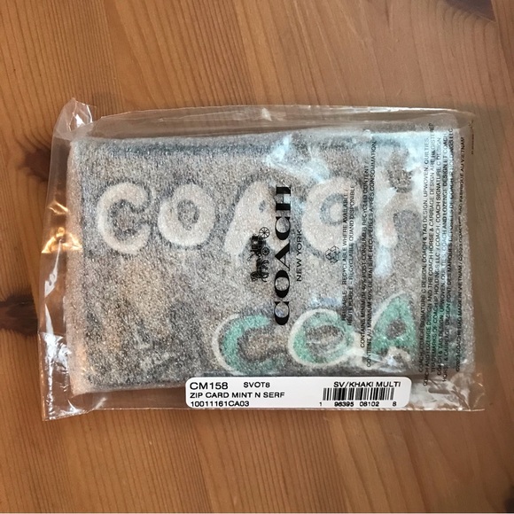 Signature coated canvas and refined pebble leather Five credit card slots Zip po - Picture 2 of 11